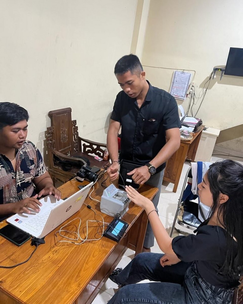 Tim Go Laying Adminduk Melaksanakan Jemput Bola Perekaman E-KTP di Kantor Desa Mekar Bhuwana